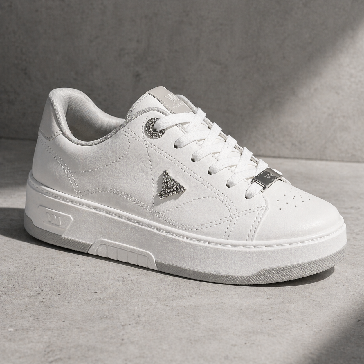 Via Marte Tênis Flatform Preto Camurça e Branco Crystal — Estilo Premium para o Dia a Dia