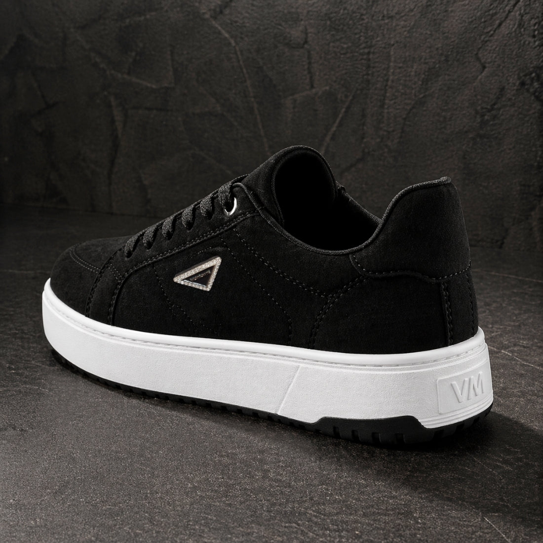 Via Marte Tênis Flatform Preto Camurça e Branco Crystal — Estilo Premium para o Dia a Dia