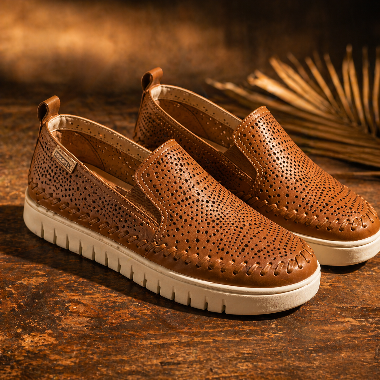 Tênis feminino Slip On Bottero Couro legítimo Perfurado Caramelo — Sola Tratorada Confortável