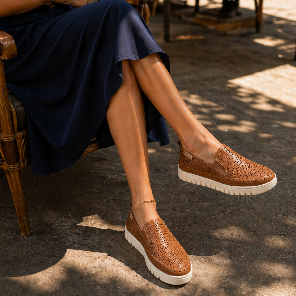 Tênis feminino Slip On Bottero Couro legítimo Perfurado Caramelo — Sola Tratorada Confortável
