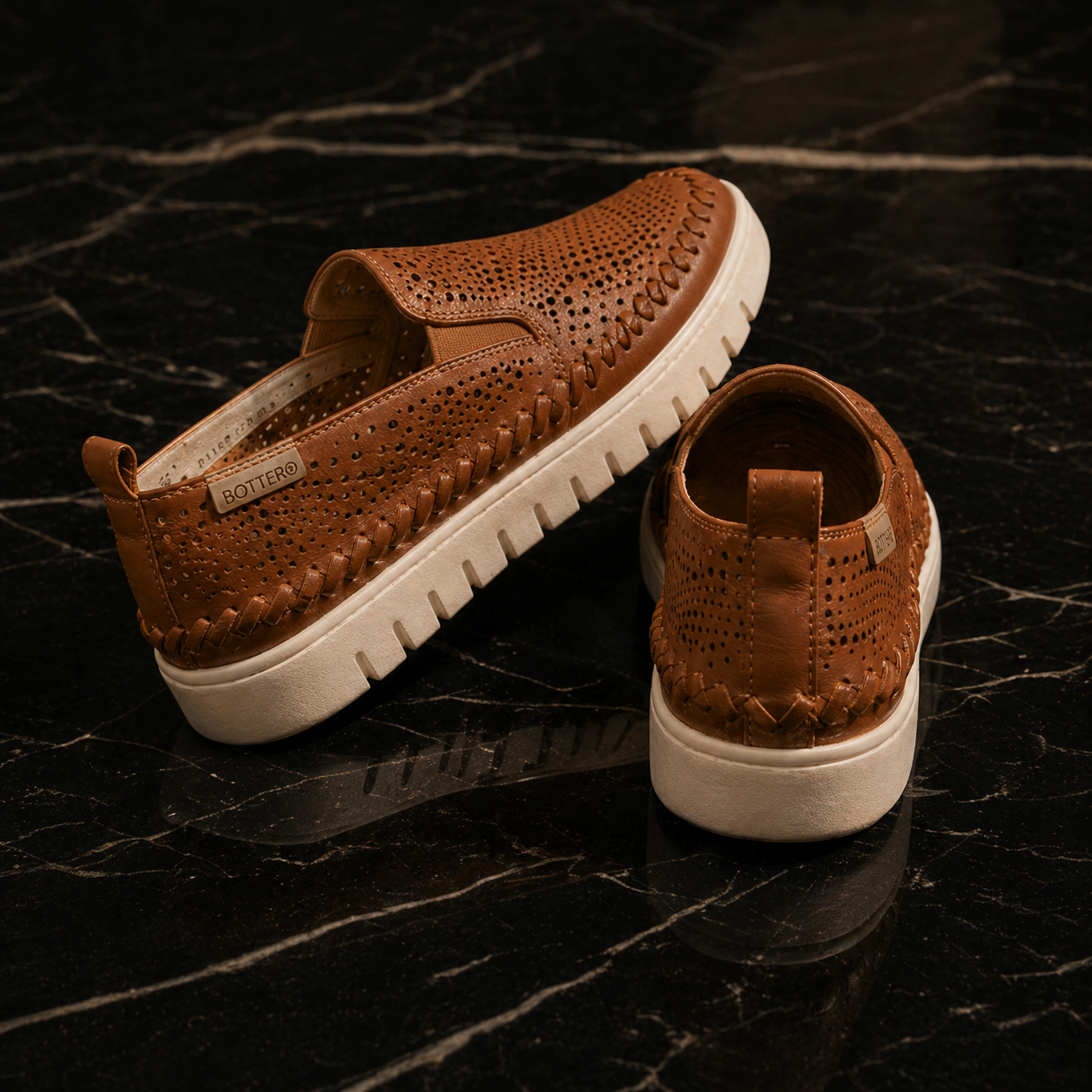 Tênis feminino Slip On Bottero Couro legítimo Perfurado Caramelo — Sola Tratorada Confortável